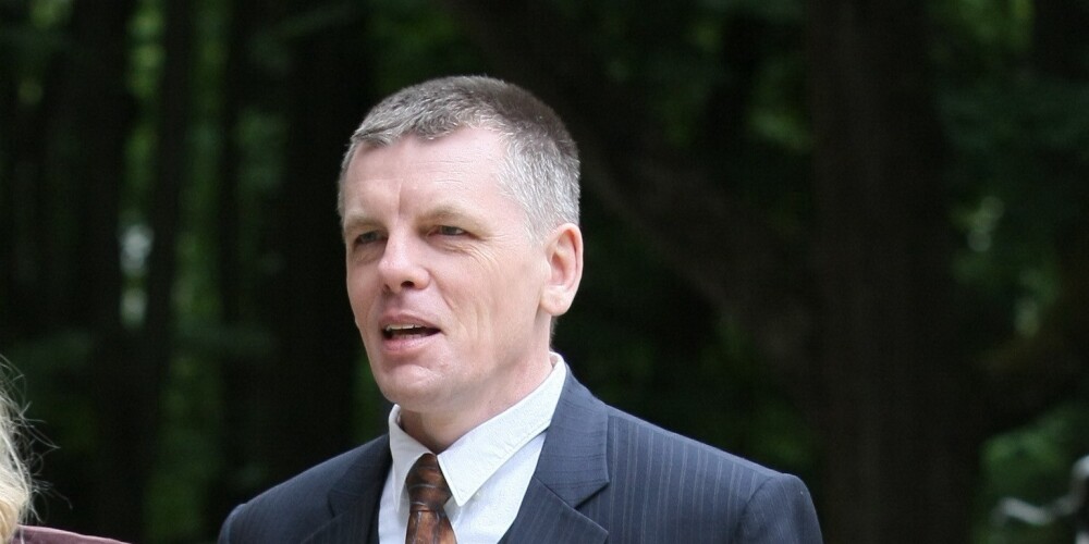 Einars Repše (dzimis 1961. gada 9. decembrī Jelgavā) ir latviešu fiziķis, finansists un politiķis, izveidojis partiju "Jaunais laiks" (šobrīd iekļāvusies partijā "Vienotība", izstājies 2013. gadā) un partiju "Latvijas attīstībai", kuras dibināšanas kongresā 2013. gada 15. decembrī ievēlēts par valdes priekšsēdētāju. Bijis Latvijas Ministru prezidents (2002—2004), aizsardzības ministrs, finanšu ministrs un Saeimas deputāts, kā arī Latvijas Bankas prezidents.