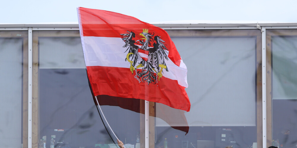 Austrija, oficiāli Austrijas Republika, ir valsts Centrāleiropā. Austriju no visām pusēm ieskauj citas valstis un tai nav izejas pie jūras. Ziemeļos Austrija robežojas ar Vāciju un Čehiju, austrumos ar Slovākiju un Ungāriju, dienvidos ar Slovēniju un Itāliju, bet rietumos ar Šveici un Lihtenšteinu. Tā ir federāla, parlamentāra un reprezentatīvi demokrātiska republika. Austrija sastāv no deviņām federālajām zemēm, kur katrai ir savs parlaments un valdība.