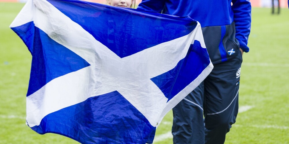 Skotija ir viena no Apvienotās Karalistes četrām daļām (pārējās ir Anglija, Velsa un Ziemeļīrija). Skotija atrodas Lielbritānijas salas ziemeļos, tai ir sauszemes robeža ar Angliju, austrumos to apskalo Ziemeļjūra, ziemeļos un rietumos Atlantijas okeāns, savukārt Ziemeļu šaurums un Īrijas jūra dienvidaustrumos. Skotijai pieder apmēram 790 salas. Skotijā atrodas Lielbritānijas augstākā virsotne Neviss (1343 m vjl).