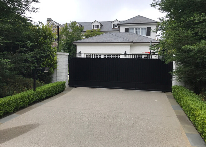 Losandželosas policijas departaments trešdien paziņoja, ka uz Džeimsa 20 miljonus ASV dolāru (17,8 miljoni eiro) vērtā īpašuma vārtiem nezināmi ļaundari uzkrāsojuši aizvainojošu grafiti uzrakstu, kas vērtējams kā rasistisks apvainojums.