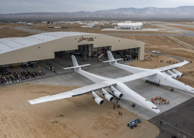 Kas ir lielāks par futbola laukumu, smagāks par zilo vali un ko darbina seši "Boeing 747" dzinēji? "Stratolaunch" jeb raķešu palaišanas lidmašīna, kas 31. maijā pirmo reizi izripoja no angāra.