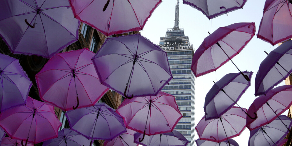 Vēzis jeb karcinoma ir slimību klase, kurai raksturīga kādas noteiktas šūnu grupas nekontrolējama dalīšanās un augšana, tādējādi apdraudot apkārtējos audus. Ne visi audzēji ir vēži, pastāv labdabīgi audzēji, kas nevar izplatīties uz citām ķermeņa daļām. Pie iespējamām pazīmēm un simptomiem pieskaitāma patoloģiska asiņošana, ilgstošs klepus, neizskaidrojams svara zudums, izmaiņas izkārnījumos. Lai gan šie simptomi var liecināt par vēzi, tiem var būt arī cits izskaidrojums. Ir zināmi vairāk nekā 100 dažādi vēži, kas ietekmē cilvēkus. Vēžus pēta onkoloģija.