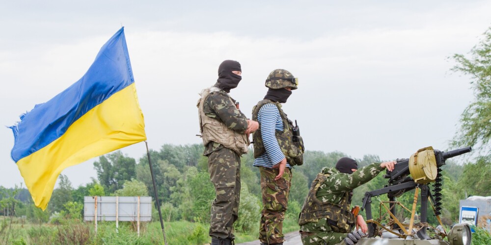 Ukraina ir valsts Eiropas austrumos. Ziemeļos tā robežojas ar Baltkrieviju, austrumos — ar Krieviju, rietumos — ar Poliju, Slovākiju, Ungāriju, Rumāniju un Moldovu, bet no dienvidiem to apskalo Melnā jūra. Pēc platības lielākā valsts Eiropā (neskaitot Krieviju un Turciju, kuru teritorijas ir gan Eiropā, gan Āzijā).