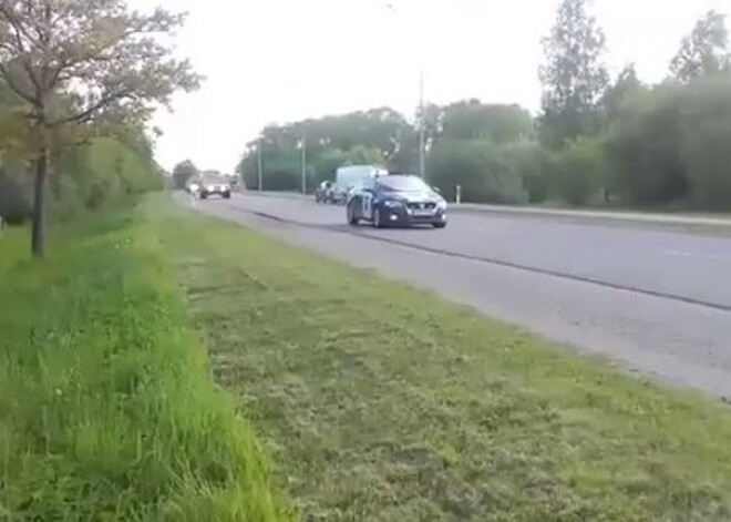 Ventspils novadā avarē benzīnvedējs un ASV armijas tehniku pavadošais Militārās policijas auto