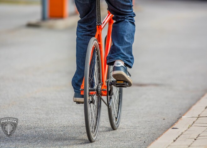 Zaglis ar velosipēdu piebrauc velo novietnē un "apmaina" pret labāku braucamrīku