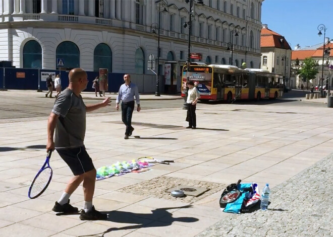 Vīrietis šokē garāmgājējus un ielas vidū spēlē skvošu