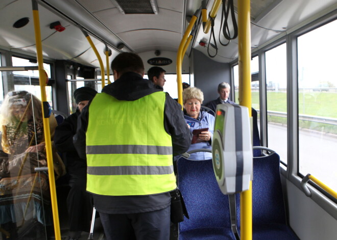 "Rīgas satiksmē" spītīgi klusē, kur pēdējā laikā pazuduši transporta kontrolieri