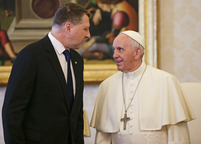 Pāvests Francisks uzslavē Latvijas prezidenta Vējoņa dzīvesveidu