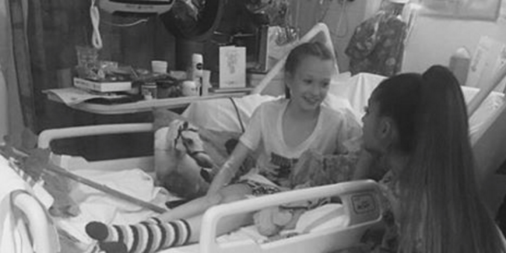 Ariana Grande slimnīcā apmeklē savu fani