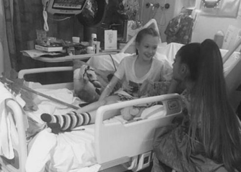 Ariana Grande slimnīcā apmeklē savu fani
