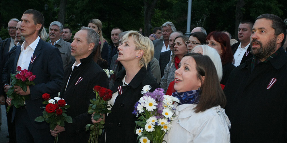 Jaunā Konservatīvā partija noliek ziedus un dzied himnu pie Brīvības pieminekļa