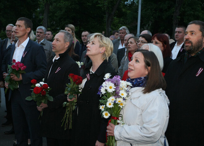 Jaunā Konservatīvā partija noliek ziedus un dzied himnu pie Brīvības pieminekļa