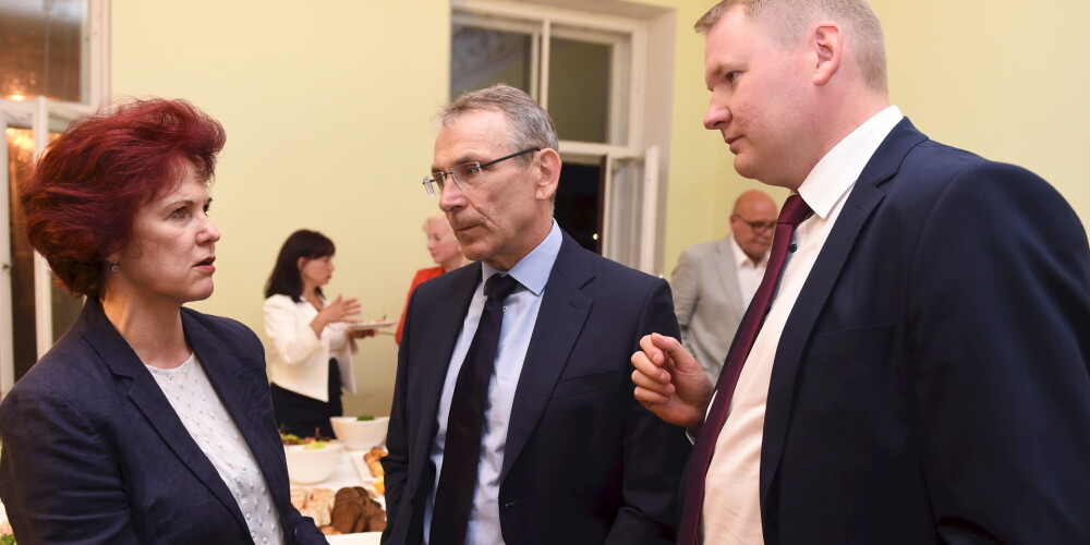 Partijas "Vienotība" politiķi pulcējušies uz pašvaldību vēlēšanu rezultātu gaidīšanas pasākumu partijas birojā.