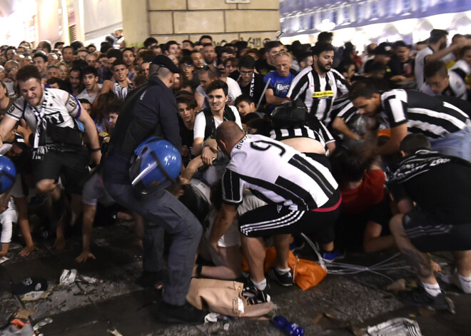 Izceļoties panikai futbola fanu vidū sestdien Turīnā ievainoti vismaz 1000 cilvēku, no kuriem septiņi guvuši nopietnas traumas, svētdien paziņojusi policija.