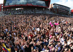 Ariana Grande atgriežas Mančestrā; viņas koncertu apmeklē lieli cilvēku pūļi