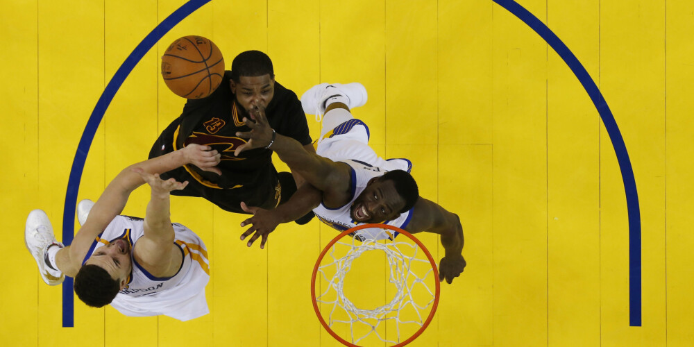 "Warriors" basketbolisti arī otrajā NBA finālsērijas spēlē pārliecinoši uzvar čempioni "Cavaliers"