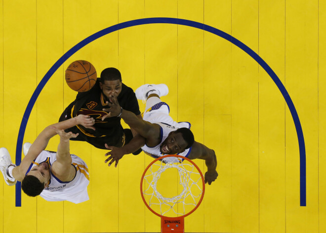 "Warriors" basketbolisti arī otrajā NBA finālsērijas spēlē pārliecinoši uzvar čempioni "Cavaliers"