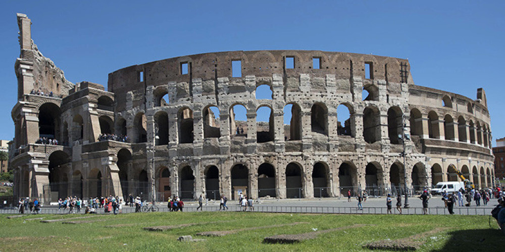 Roma ir vēsturiska pilsēta, Itālijas valsts galvaspilsēta, kā arī Lacio reģiona un Romas provinces administratīvais centrs. Roma atrodas Apenīnu pussalas centrālajā daļā, Tibras upes krastos, aptuveni 24 km attālumā no Tirēnu jūras. Roma bija senās Romas Republikas un Romas impērijas galvaspilsēta.