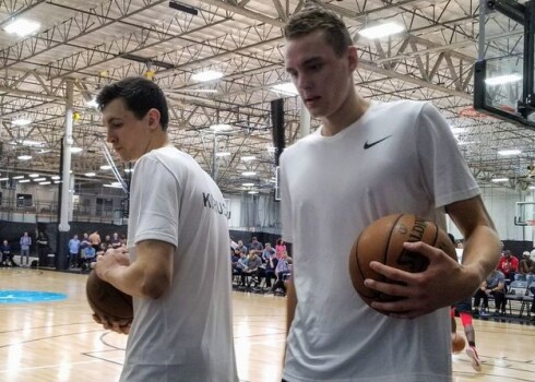 Rodions Kurucs (pa kreisi) un Anžejs Pasečņiks pierādījuši, ka tiešām var cerēt uz vietu NBA drafta pirmajā kārtā.