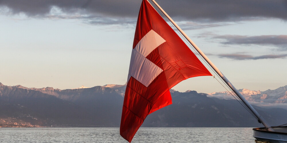 Šveice, oficiāli Šveices Konfederācija, ir federāla valsts Rietumeiropā, kuru veido 26 kantoni. Šveicei juridiski nav galvaspilsētas, lai gan faktiski tā ir Berne, kur atrodas vairums valsts iestāžu. Šveicei nav robežas ar jūru; ziemeļos tā robežojas ar Vāciju, austrumos ar Lihtenšteinu un Austriju, dienvidos ar Itāliju, bet rietumos robežojas ar Franciju.