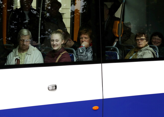 1.tramvajs jaunajā maršrutā "Imanta - Jugla" pieturā Radio ielā.