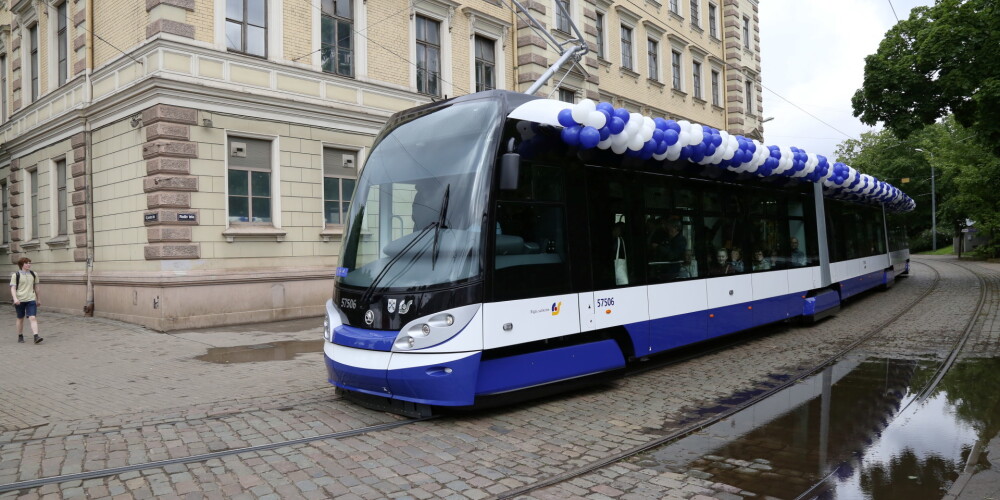 1.tramvajs jaunajā maršrutā "Imanta - Jugla" pieturā Radio ielā.