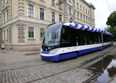 1.tramvajs jaunajā maršrutā "Imanta - Jugla" pieturā Radio ielā.