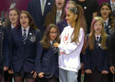 Asaras un ovācijas: Arianas Grandes labdarības koncertu Mančestrā apmeklē 50 000 fanu