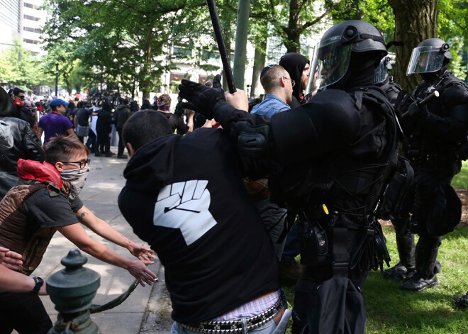 Portlendā pēc Trampa atbalstītāju un viņu pretinieku demonstrācijām aizturēti 14 cilvēki