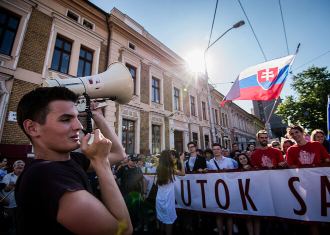 Tūkstošiem slovāku protestē pret valdības korupciju