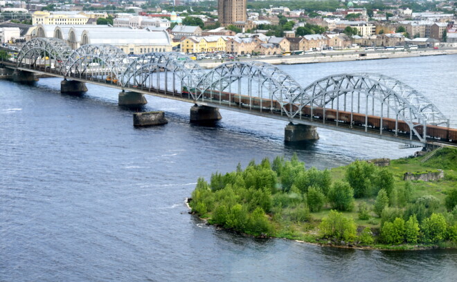 Dzelzceļa tilts pār Daugavu.