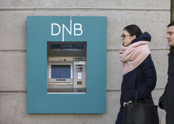 "Swedbank" klientiem būs jāmaksā par naudas izņemšanu "DNB bankas" bankomātos