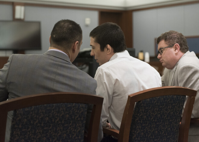 Bijušais jauktās cīņu mākslas (MMA) cīkstonis Džonatans Pols Kopenheivers, kurš pazīstams ar iesauku "Kara mašīna", pirmdien saņēmis mūža ieslodzījumu par 2014.gadā veiktu brutālu uzbrukumu savai kādreizējai draudzenei un pornozvaigznei.