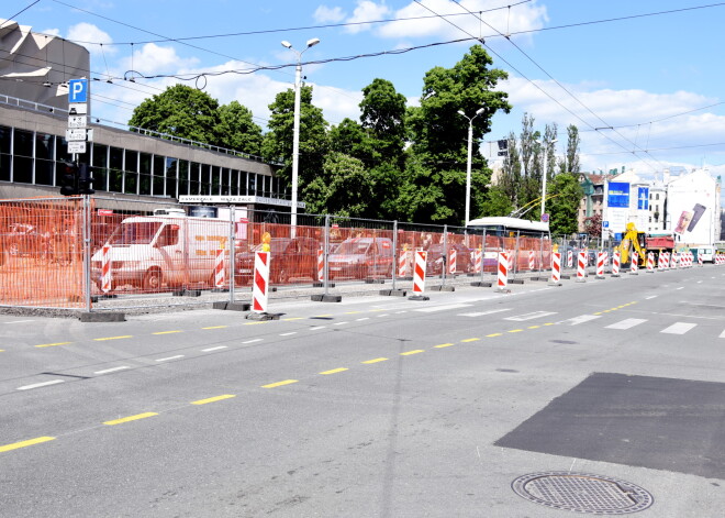 Barjeras un nožogojums Brīvības ielā, kur posmā no Stabu līdz Matīsa ielai notiek remontdarbi.