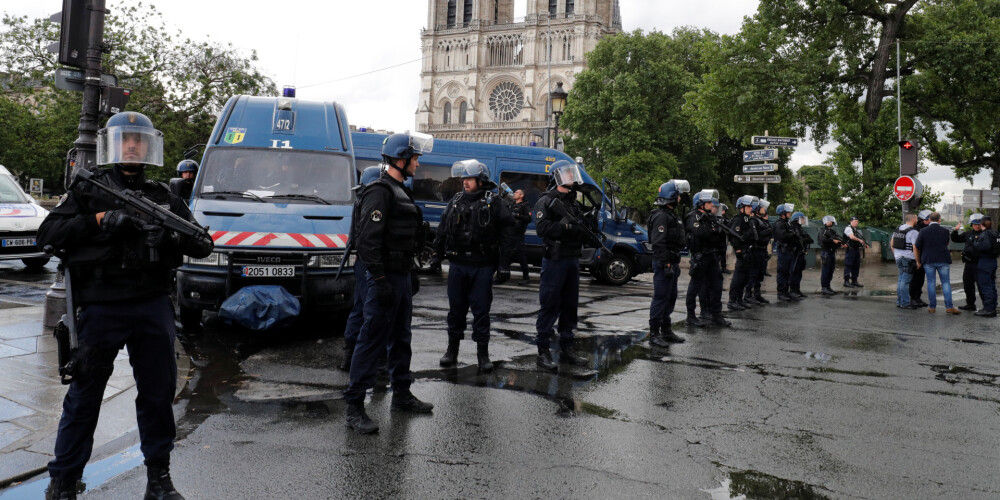 Policists pie Parīzes Dievmātes katedrāles sašauj vīrieti, kurš uzbrucis ar āmuru