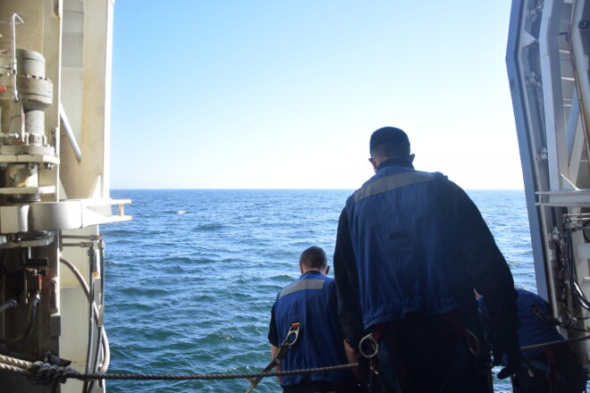 Skats no USS "Arlington", neilgi pirms uzkāpšanas uz klāja.