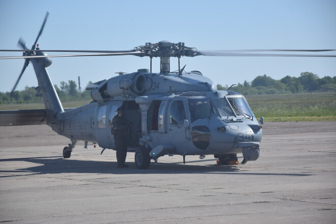 ASV flotes helikopteris "Seahawk" (Sikorsky SH-60/MH-60 Seahawk) Ventspils lidostā. "Seahawk" ir populārā militārā lidaparāta "Blackhawk" modifikācija.