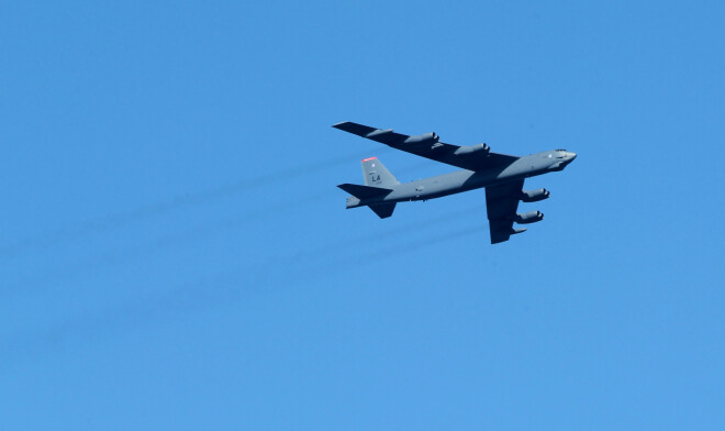 ASV gaisa spēku B-52 bumbvedējs virs Baltijas jūras piekrastes.