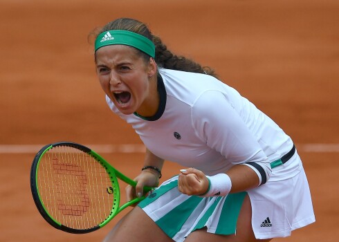 Aļona Ostapenko kļuvusi par pirmo Latvijas sieviešu tenisisti, kura "Grand Slam" turnīros spējusi iekļūt pusfinālā. Vīriešu vidū ko tādu 2014. gadā paveica arī Ernests Gulbis.  