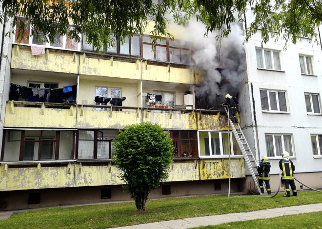 Ugunsdzēsēji likvidē ugunsgrēku daudzdzīvokļu ēkā Jelgavā Rīgas ielā, kurā gājis bojā cilvēks.