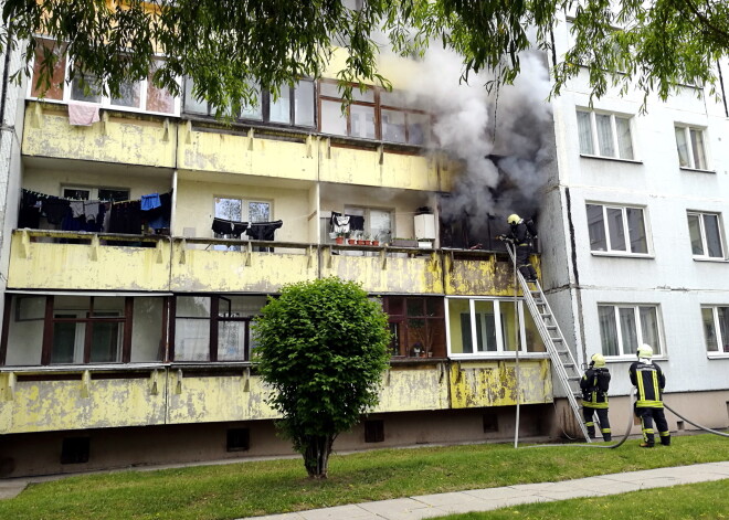 Nespējot izglābties no liesmām, ugunsgrēkā Jelgavā gājis bojā cilvēks