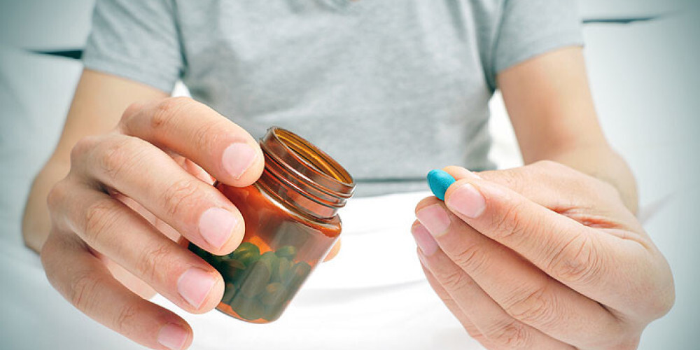 Cialis ir zāles, kas satur aktīvo vielu tadalafilu. Tās ir pieejamas tabletēs (2,5, 5, 10 un 20 mg). Cialis lieto vīrieši ar erekcijas traucējumiem (tā dēvēto impotenci), kad viņi nespēj sasniegt un uzturēt pietiekamu dzimumlocekļa erekciju veiksmīgai dzimumakta veikšanai. Lai Cialis iedarbotos, ir vajadzīga seksuāla stimulācija.