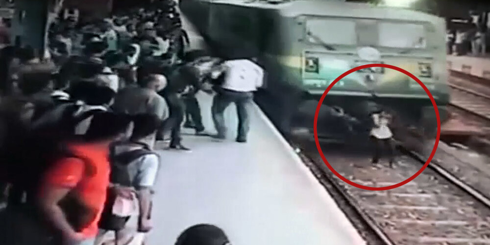Vilciens Indijā notriec meiteni, kura brīnumainā kārtā izdzīvo