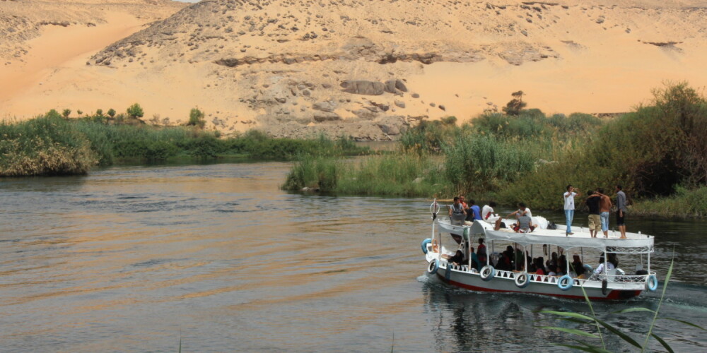 Ēģipte, oficiāli Ēģiptes Arābu Republika, ir valsts, kas aizņem Āfrikas kontinenta ziemeļaustrumu daļu, kā arī Sīnāja pussalu Vidējos Austrumos. Valsts ziemeļu daļu apskalo Vidusjūras ūdeņi, bet austrumos — Sarkanā jūra. Arī Izraēla ir Ēģiptes kaimiņš austrumos. Dienvidos tā robežojas ar Sudānu, bet rietumos ar Lībiju.