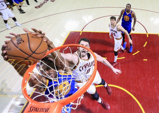 "Warriors" basketbolisti turpina iespaidīgo uzvaru sēriju un nonāk soļa attālumā no NBA čempiontitula