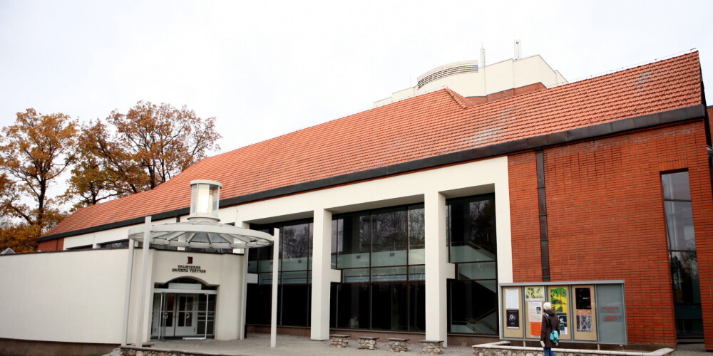 Valmieras Drāmas teātris ir vienīgais profesionālais teātris Valmierā un visā Vidzemē. Tā pirmsākumi meklējami Valmieras Latviešu biedrības nama teātra izrādēs 19. gadsimta beigās. 1930. gadā teātri pārdēvēja par "Ziemeļlatvijas teātri". Pēc Otrā pasaules kara teātri nosauca par Leona Paegles Valsts Valmieras drāmas teātri un to vadīja Pēteris Lūcis. Vairākas nozīmīgas izrādes Valmieras teātrī iestudējuši režisori Oļģerts Kroders un Māra Ķimele.