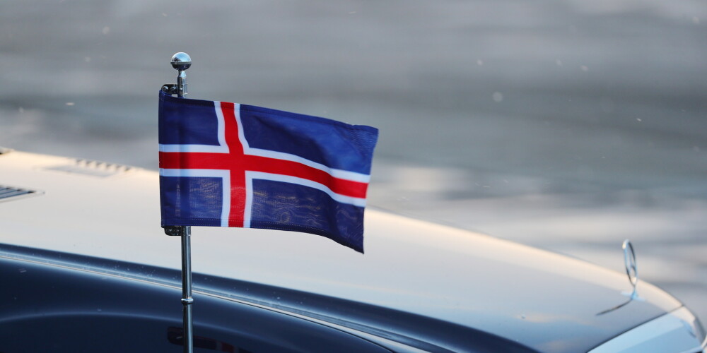 Islande ir salu valsts Atlantijas okeāna ziemeļos starp Grenlandi, Norvēģiju un Britu salām, mazliet uz dienvidiem no polārā loka. Islandē dzīvo apmēram 320 tūkstoši iedzīvotāju un tās kopējā platība ir 103 000 km2. Galvaspilsētā Reikjavīkā un tās apkaimē dzīvo apmēram puse no valsts iedzīvotājiem.