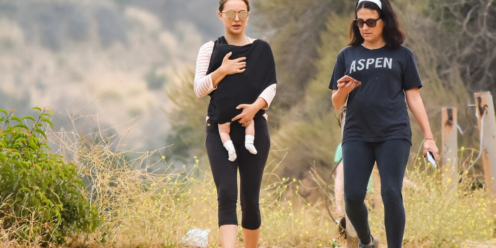 Натали Портман переносит дочь необычным способом