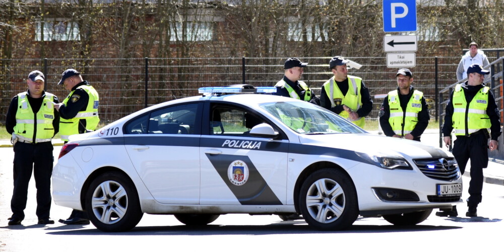 Valsts policija ir militarizēta valsts pārvaldes iestāde un viena no Iekšlietu ministrijas sistēmas iestādēm. Valsts policijas darbības tiesiskais pamats ir LR Satversme, likums "Par policiju" un citi normatīvie akti. Galvenie Valsts policijas uzdevumi ir garantēt personu drošību un aizsargāt personu likumīgās intereses. Valsts policijas uzdevumi un funkcijas noteiktas likumā “Par policiju” un citos normatīvajos aktos.