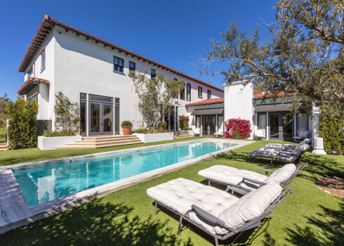 Seriāla „Pilna” māja” aktrises Lorijas Lāflinas un viņas vīra modes dizainera Mossimo Džanulli māja, kuru pāris pārdod par 35 miljoniem ASV dolāru.